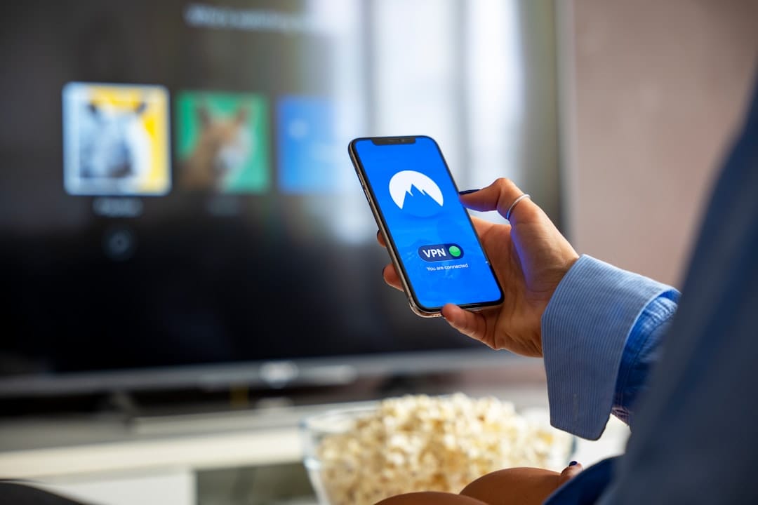 Personne utilisant un service IPTV sur un smartphone